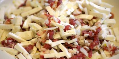 Шаг 5: чебурека с начинкой из баранины и брынзы с чесночным соусом