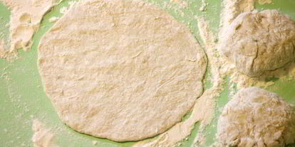 Шаг 6: чебурека с начинкой из баранины и брынзы с чесночным соусом