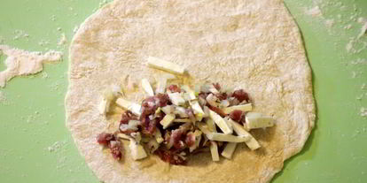 Шаг 7: чебурека с начинкой из баранины и брынзы с чесночным соусом