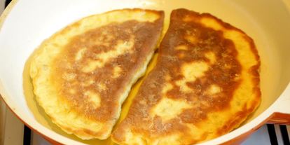 Шаг 8: чебурека с начинкой из баранины и брынзы с чесночным соусом