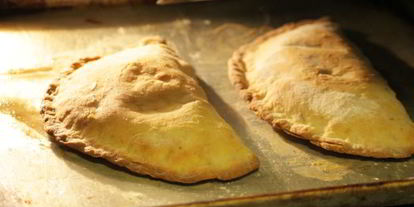 Шаг 9: чебурека с начинкой из баранины и брынзы с чесночным соусом