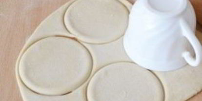 Шаг 1: чебуреков с брынзой и зеленью