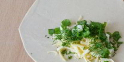 Шаг 2: чебуреков с брынзой и зеленью