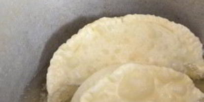 Шаг 4: чебуреков с брынзой и зеленью