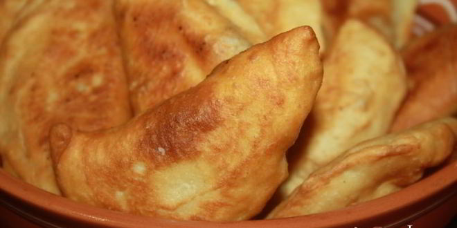 Рецепт Чебуреков с курицей и кислым яблоком на кефире