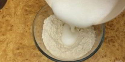 Шаг 2: теста для чебуреков на холодной воде