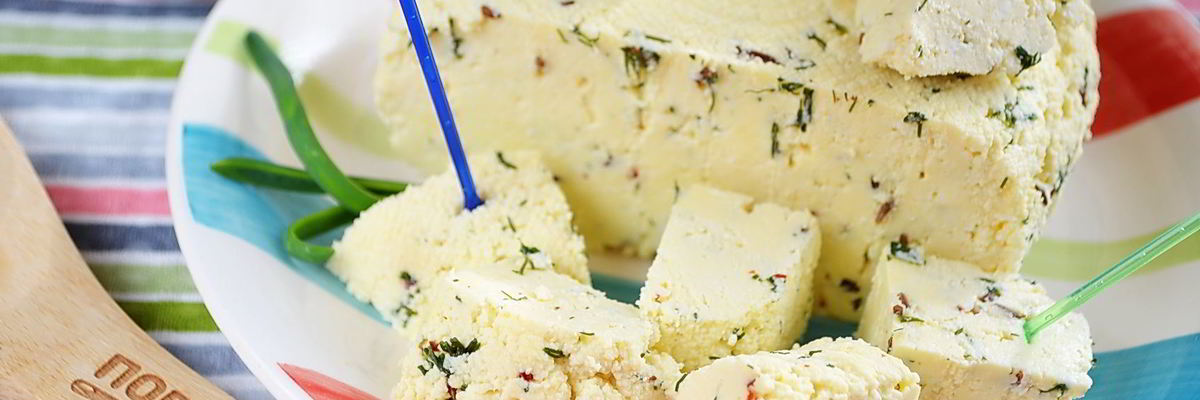 Рецепт Домашнего сыра с зеленью и тмином