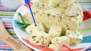 Рецепт Домашнего сыра с зеленью и тмином