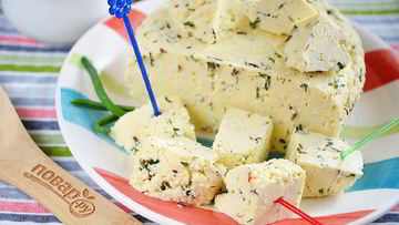 Рецепт Домашнего сыра с зеленью и тмином