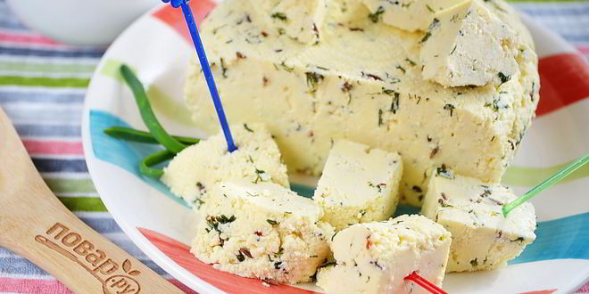 Рецепт Домашнего сыра с зеленью и тмином