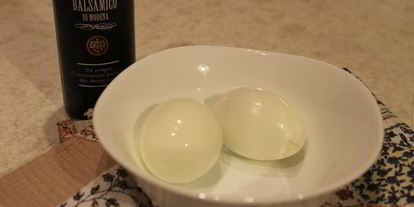 Шаг 1: черные яйца, фаршированные тунцом