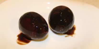 Шаг 4: черные яйца, фаршированные тунцом