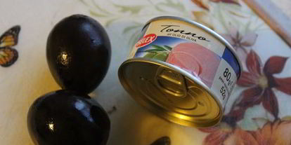 Шаг 5: черные яйца, фаршированные тунцом