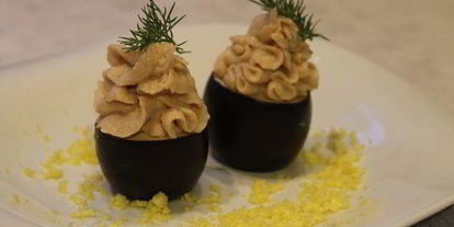 Шаг 7: черные яйца, фаршированные тунцом