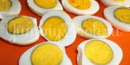 Шаг 1: фаршированных яиц икрой минтая