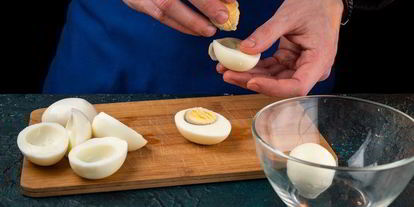 Шаг 1: фаршированных яиц с крабовыми палочками