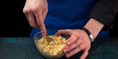 Шаг 2: фаршированных яиц с крабовыми палочками