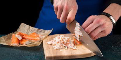 Шаг 3: фаршированных яиц с крабовыми палочками