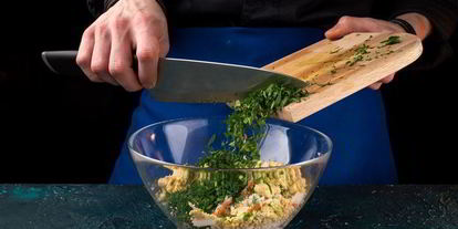 Шаг 5: фаршированных яиц с крабовыми палочками