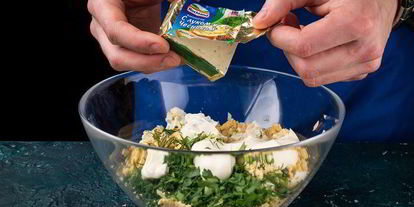 Шаг 6: фаршированных яиц с крабовыми палочками