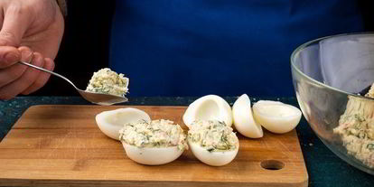 Шаг 7: фаршированных яиц с крабовыми палочками