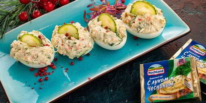 Шаг 8: фаршированных яиц с крабовыми палочками