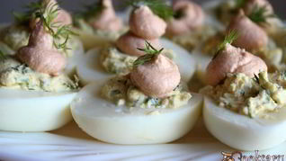 Рецепт Фаршированных яиц с мягким творогом и лососевой пастой