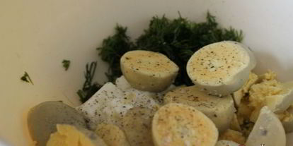 Шаг 1: фаршированных яиц с мягким творогом и лососевой пастой