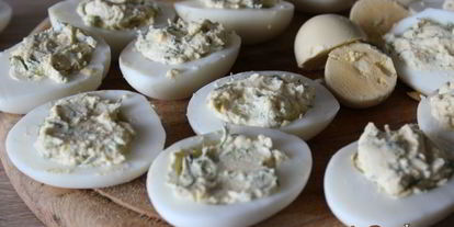 Шаг 3: фаршированных яиц с мягким творогом и лососевой пастой