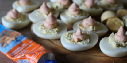 Шаг 4: фаршированных яиц с мягким творогом и лососевой пастой