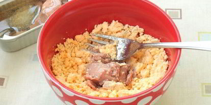 Шаг 1: фаршированных яиц с печенью трески пауки