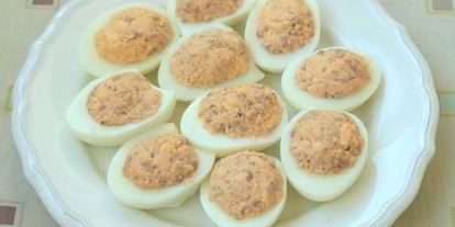 Шаг 2: фаршированных яиц с печенью трески пауки