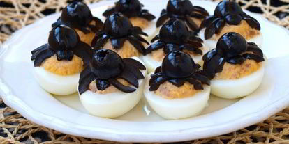 Шаг 4: фаршированных яиц с печенью трески пауки