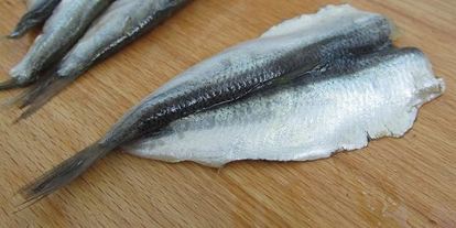 Шаг 1: фаршированных яиц с рулетиками из малосольной кильки