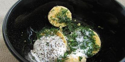 Шаг 10: фаршированных яиц с рулетиками из малосольной кильки