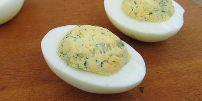 Шаг 11: фаршированных яиц с рулетиками из малосольной кильки