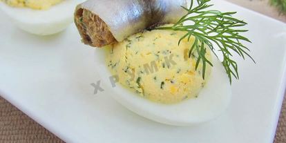 Шаг 12: фаршированных яиц с рулетиками из малосольной кильки