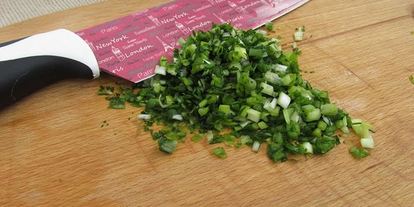 Шаг 3: фаршированных яиц с рулетиками из малосольной кильки