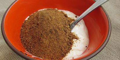 Шаг 5: фаршированных яиц с рулетиками из малосольной кильки