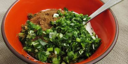 Шаг 6: фаршированных яиц с рулетиками из малосольной кильки