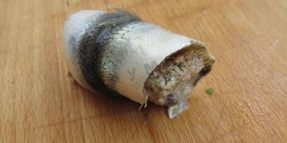 Шаг 8: фаршированных яиц с рулетиками из малосольной кильки