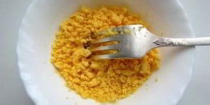 Шаг 1: фаршированных яиц со шпротами и красной икрой