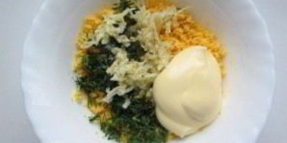 Шаг 3: фаршированных яиц со шпротами и красной икрой