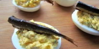 Шаг 6: фаршированных яиц со шпротами и красной икрой