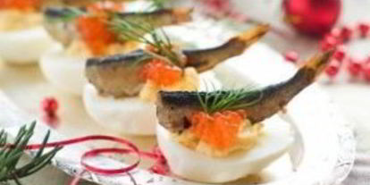 Шаг 7: фаршированных яиц со шпротами и красной икрой