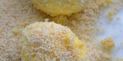 Шаг 3: фаршированных яиц в сухарях