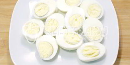 Шаг 2: яиц фаршированных икрой