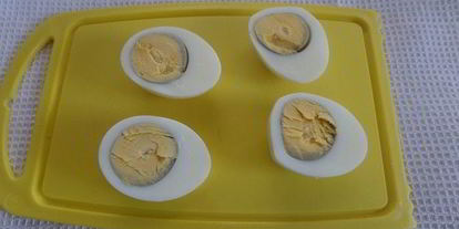 Шаг 1: яиц, фаршированных крабовыми палочками