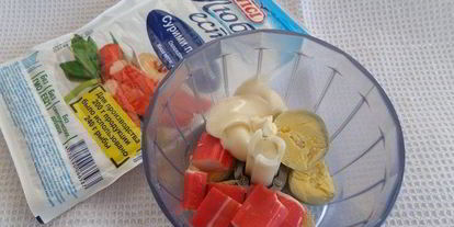 Шаг 2: яиц, фаршированных крабовыми палочками