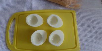 Шаг 4: яиц, фаршированных крабовыми палочками